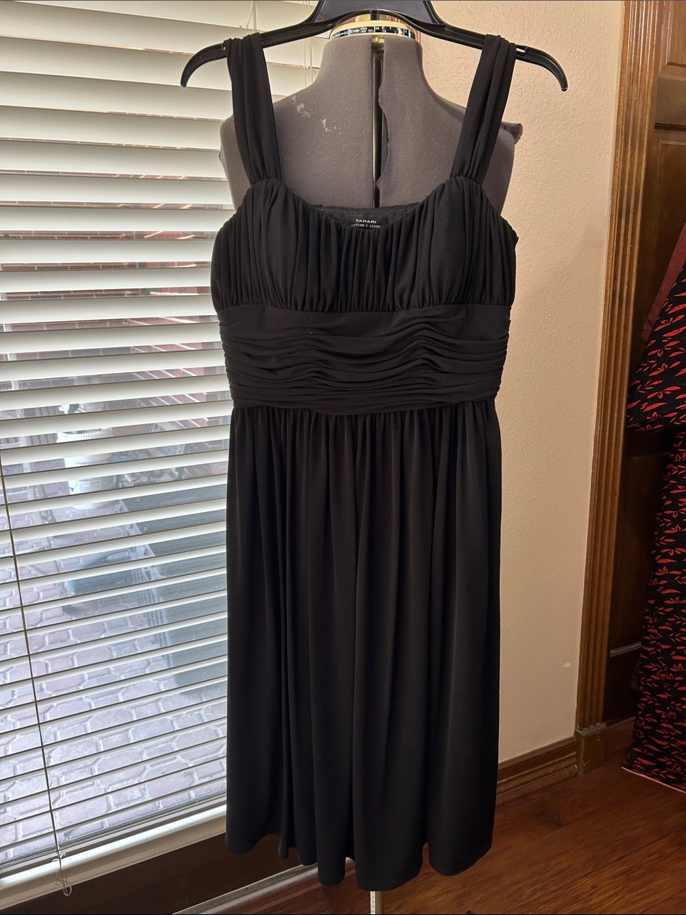 Tahari Arthur S. Levine Black Sleeveless Ruched Empire Waist Dress Sz 6 stunner